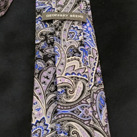 Men's 100% silk necktie Purple paisley Design 58" L - Picture 7 of 8